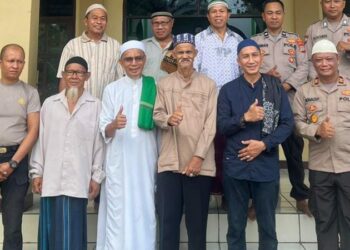 Kapolsek Pineleng Iptu Ronald Hinonaung memberikan Kultum (Kuliah tujuh menit) kepada Jamaah di Masjid Imam Bonjol Desa Lotta Kecamatan Pineleng