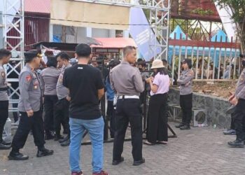 Personel Polresta Manado melakukan pengamanan internal kegiatan event BML Music and Food Festival di Lapangan Sario Manado, Jumat (1/9/2023).