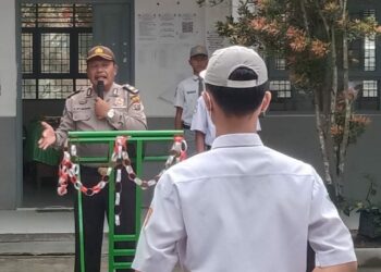Kanit Binmas Polsek Perbaungan Polres Serdangbedagai (Sergai), Iptu A Situmorang bertindak selaku inspektur upacara bendera di SMA Negeri 2 Perbaungan, Senin (4/9/2023)