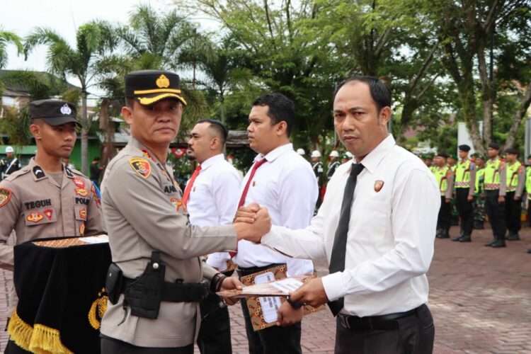 Polres Aceh Barat Gelar Apel Operasi Zebra seulawah 2023, serta Pemberian penghargaan Personel, bertempat dihalaman Mapolres Aceh Barat, Senin (04/09/2023) puku 09.00 Wib.