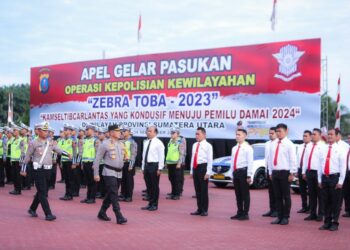 PERIKSA BARISAN: Kapolda Sumut, Irjen Pol Agung Setya Imam Effendi memeriksa barisan saat apel gelar pasukan di Lapangan KS Tubun Mapolda Sumut, Senin (4/9/2023). (Foto Dok/ Polda Sumut)