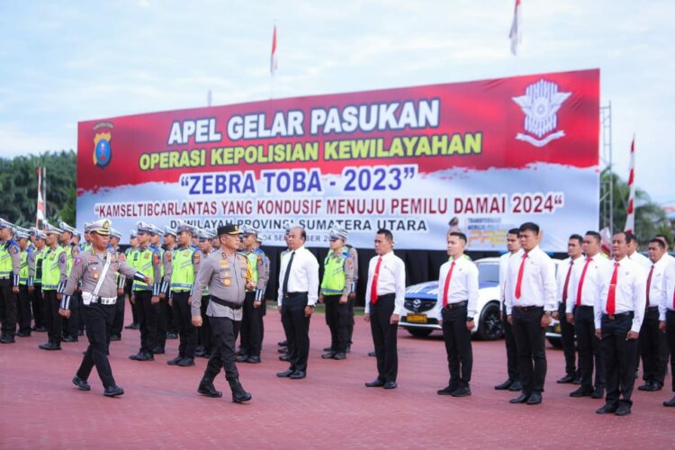 PERIKSA BARISAN: Kapolda Sumut, Irjen Pol Agung Setya Imam Effendi memeriksa barisan saat apel gelar pasukan di Lapangan KS Tubun Mapolda Sumut, Senin (4/9/2023). (Foto Dok/ Polda Sumut)