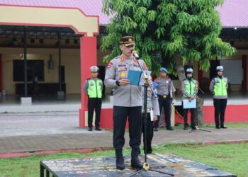 BERI ARAHAN: Kapolresta Deliserdang, Kombes Pol Irsan Sinuhaji memberikan arahan pada apel gelar pasukan Ops Zebra Toba 2023 bertempat di Lapangan Hijau Polresta Deli Serdang. Senin (4/09/2023). (Foto Dok/ Polresta DS)