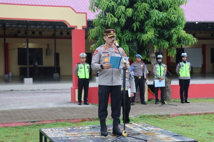 BERI ARAHAN: Kapolresta Deliserdang, Kombes Pol Irsan Sinuhaji memberikan arahan pada apel gelar pasukan Ops Zebra Toba 2023 bertempat di Lapangan Hijau Polresta Deli Serdang. Senin (4/09/2023). (Foto Dok/ Polresta DS)