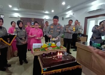 HUT KE-75 POLWAN: Kapolrestabes Medan Kombes Pol Valentino Alfa Tatareda SH SIK didampingi Ketua Bhayangkari Cabang Polrstabes Ny Nuke Valentino memotong nasi tumpeng saat acara syukuran Hut Ke-75 Polwan di Rupatama Lantai II Mapolrestabes, Senin (4/9/2023).(Foto Dok/Polrestabes)