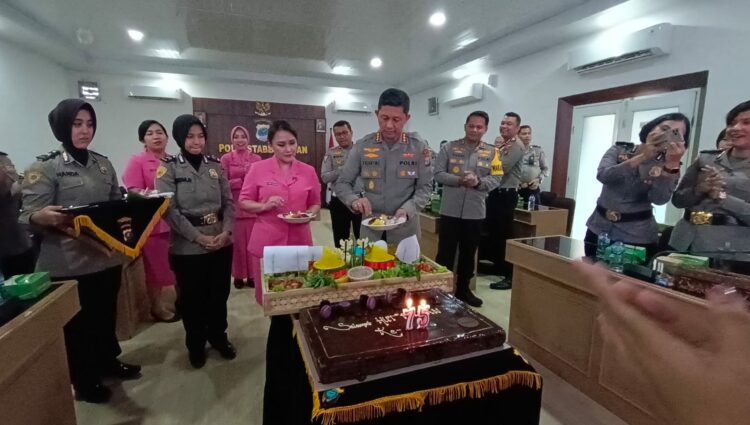HUT KE-75 POLWAN: Kapolrestabes Medan Kombes Pol Valentino Alfa Tatareda SH SIK didampingi Ketua Bhayangkari Cabang Polrstabes Ny Nuke Valentino memotong nasi tumpeng saat acara syukuran Hut Ke-75 Polwan di Rupatama Lantai II Mapolrestabes, Senin (4/9/2023).(Foto Dok/Polrestabes)