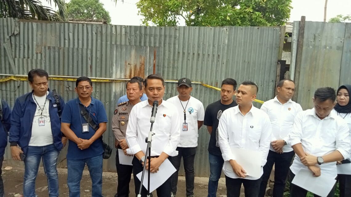 MERILIS KASUS: Wadir Reskrimsus Polda Sumut, AKBP Deni Kurniawan didampingi Kasubdit I/Indag, AKBP Malto Datuan dan Kasubdit IV/Tipidter, Kompol Jerico merilis kasus BBM di rumah makan Jalinsum Medan - Sergai, Lingkungan Pasiran, Kelurahan Simpang Tiga Pekan, Kecamatan Perbaungan, Kabupaten Sergai, Senin (4/9/2023). (Foto Dok/ Polda Sumut)
