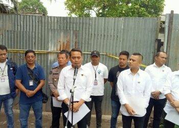 MERILIS KASUS: Wadir Reskrimsus Polda Sumut, AKBP Deni Kurniawan didampingi Kasubdit I/Indag, AKBP Malto Datuan dan Kasubdit IV/Tipidter, Kompol Jerico merilis kasus BBM di rumah makan Jalinsum Medan - Sergai, Lingkungan Pasiran, Kelurahan Simpang Tiga Pekan, Kecamatan Perbaungan, Kabupaten Sergai, Senin (4/9/2023). (Foto Dok/ Polda Sumut)
