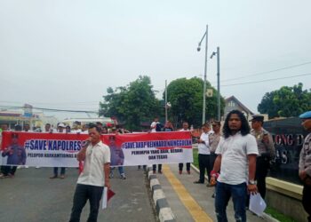 AKSI DAMAI: Aliansi Masyarakat Peduli Hukum gelar aksi damai di depan Mapolda Sumut, Senin (4/9/2023). ( Foto:Tumpal Manik)