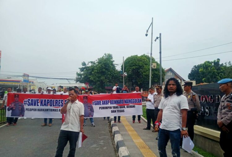 AKSI DAMAI: Aliansi Masyarakat Peduli Hukum gelar aksi damai di depan Mapolda Sumut, Senin (4/9/2023). ( Foto:Tumpal Manik)