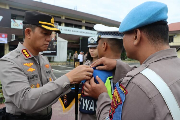SEMATKAN PITA: Kapolrestabes Medan Kombes Pol Valentino Alfa Tatareda SH SIK menyematkan pita kepada personel yang terlibat dalam Operasi Kewilayahan Zebra Toba 2023, di lapangan apel Mapolrestabes, Senin (4/9/2023).(Foto Dok/Polrestabes)