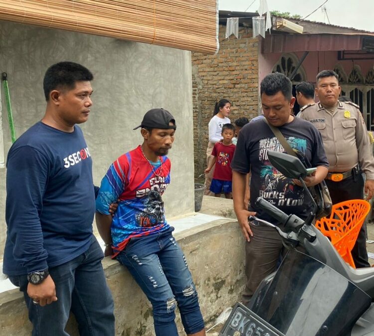 Diringkus : Seorang pria, terduga pengedar sabu-sabu di Medan Labuhan diringkus petugas Polres Pelabuhan Belawan, Senin (4/9/2023).(Foto Dok/Polres Belawan)