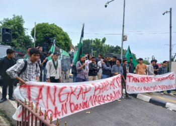 Puluhan mahasiswa yang tergabung Himpunan Mahasiswa Islam (HMI) Sumatera Utara menggelar aksi demo di depan Mapolda Sumut, Senin (4/9/2023).