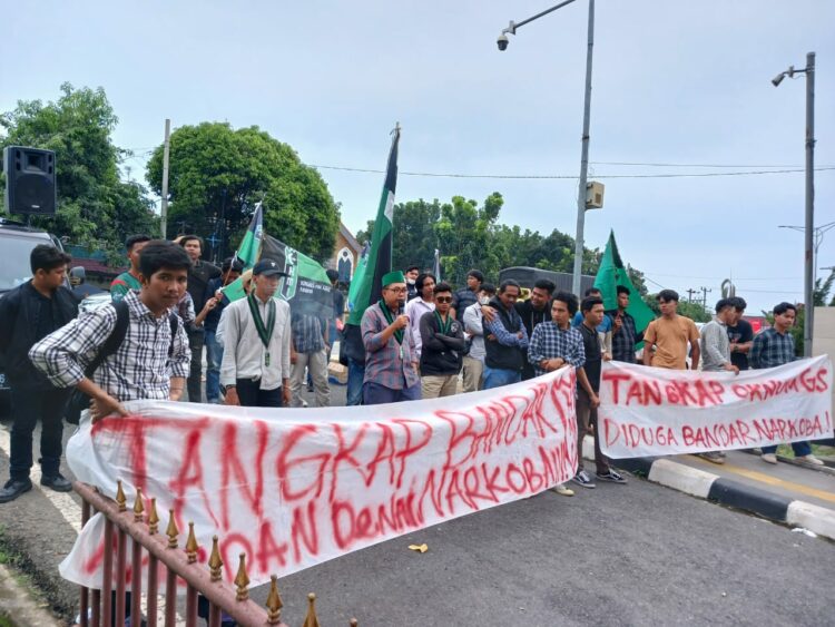 Puluhan mahasiswa yang tergabung Himpunan Mahasiswa Islam (HMI) Sumatera Utara menggelar aksi demo di depan Mapolda Sumut, Senin (4/9/2023).
