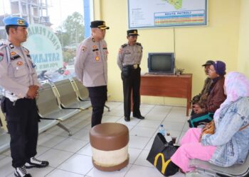 Plt. Kapolres Dairi AKBP Ronny Nicolas Sidabutar, S.H, S.I.K, M.H melakukan Pengecekan Pelayanan Publik yang ada di Mapolres Dairi, Selasa (05-09-2023).