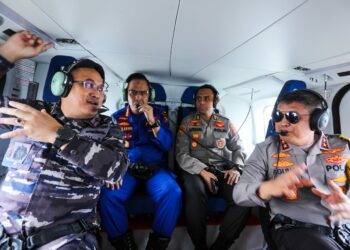 NAIK HELIKOPTER: Kapolda Sumut Irjen Pol Agung Setya, Danlantamal I Belawan Laksamana Pertama TNI Johanes dan Dirpolairud Kombes Pol Toni Ariadi Effendi naik helikopter memantau perairan Belawan, Selasa (5/9/2023). (Foto Dok/ Polda Sumut)