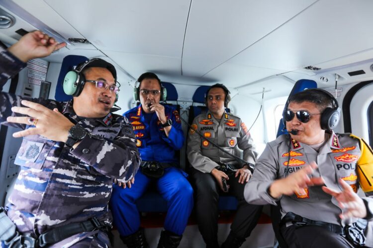 NAIK HELIKOPTER: Kapolda Sumut Irjen Pol Agung Setya, Danlantamal I Belawan Laksamana Pertama TNI Johanes dan Dirpolairud Kombes Pol Toni Ariadi Effendi naik helikopter memantau perairan Belawan, Selasa (5/9/2023). (Foto Dok/ Polda Sumut)