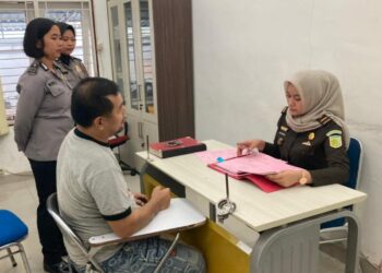 LIMPAHKAN : Briptu Suci Kurnia dan Briptu Norita Sianturi, penyidik pbantu Unit PPA Satreskrim Polres Serhai melimpahkan tersangja NK ke Kejari Segai yang diterima Jaksa Ayu SH, Selasa (5/9/2023). (Foto Dok/Sie Humas)