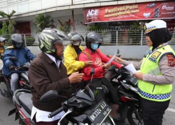 BERI HIMBAUAN: Personil Sat Lantas memberikan himbauan Operasi Zebra Toba 2023 kepada pengemudi motor di Persimpangan Jalan Juanda Medan, Selasa (5/9/2023).(Foto Dok/ Polda Sumut)