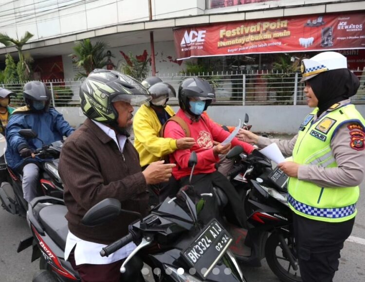 BERI HIMBAUAN: Personil Sat Lantas memberikan himbauan Operasi Zebra Toba 2023 kepada pengemudi motor di Persimpangan Jalan Juanda Medan, Selasa (5/9/2023).(Foto Dok/ Polda Sumut)
