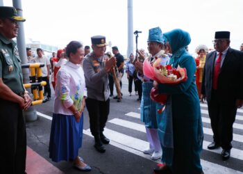 Kapolda Sumut, Irjen Pol Agung Setya Imam Effendi menyambut kedatangan Mayjen TNI (Purn) Hassanudin setelah dilantik sebagai Penjabat (Pj) Gubernur Sumatera Utara di Bandara Kualanamu, Deliserdang, Selasa (5/9/2023). (Foto Dok/ Polda Sumut)