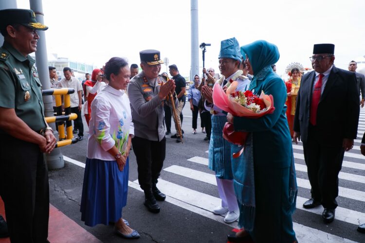 Kapolda Sumut, Irjen Pol Agung Setya Imam Effendi menyambut kedatangan Mayjen TNI (Purn) Hassanudin setelah dilantik sebagai Penjabat (Pj) Gubernur Sumatera Utara di Bandara Kualanamu, Deliserdang, Selasa (5/9/2023). (Foto Dok/ Polda Sumut)