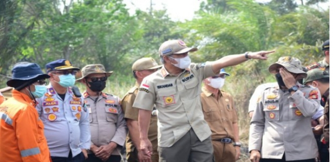 Tim gabungan yang terdiri dari BPBD, Damkar, TNI, Polri, Manggala Agni, RPK perusahaan PT. Tempirai, Kelantan Sakti, Rambang Agro serta dibantu masyarakat berhasil mengendalikan kebakaran hutan dan lahan di Kawasan Jalan Sepucuk Kayuagung, Ogan Komering Ilir (OKI).