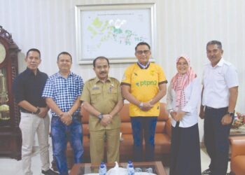 FOTO BERSAMA: Direktur PTPN 2 Irwan Perangin-angin foto bersama dengan Direktur Utama PSDS Deliserdang Khoirum Rizal didampingi lainnya saat pertemuan di Tanjungmorawa, Selasa (5/9). (Foto: Dok/Humas PTPN 2)