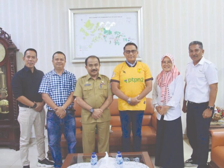 FOTO BERSAMA: Direktur PTPN 2 Irwan Perangin-angin foto bersama dengan Direktur Utama PSDS Deliserdang Khoirum Rizal didampingi lainnya saat pertemuan di Tanjungmorawa, Selasa (5/9). (Foto: Dok/Humas PTPN 2)