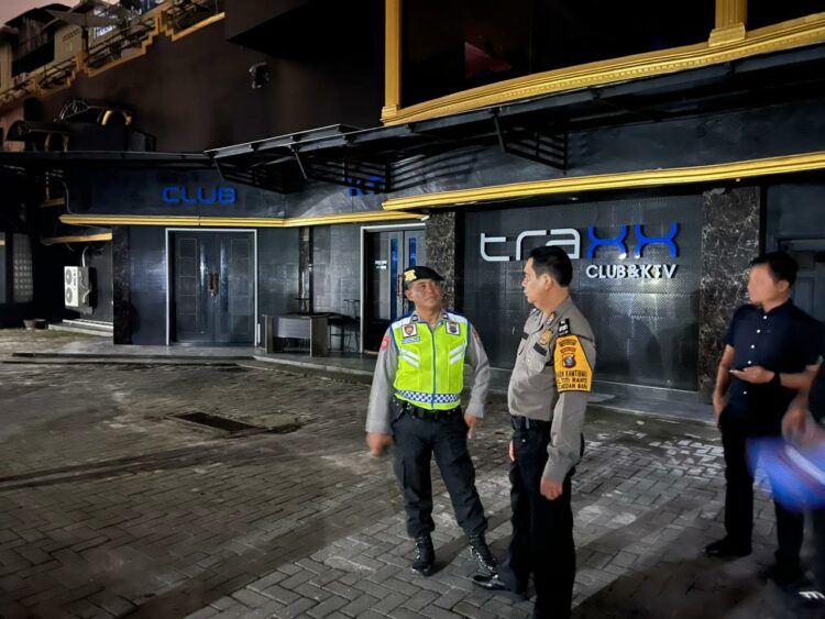 Tim gabungan dari Polrestabes Medan bersama Denpom AD, Dinas PTSP Sumut, Dinas Pariwisata Sumut, Satpol PP Sumut dan Pemerintah Kota Medan menindaklanjuti perizinan operasional tempat hiburan TRAXX Club & KTV yang berlokasi di Jalan Nibung Baru, Kecamatan Medan Petisah.