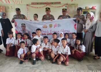 Polsek Tanah Jawa Polres Simalungun menggelar kegiatan memberikan Bantuan Buku kepada Pihak sekolah SD Negeri 091504 AFD B Pondok Kerani Nagori Balimbingan Kec. Tanah Jawa Kab. Simalungun. Rabu, 06/9/2023 Pukul 09:00 wib.