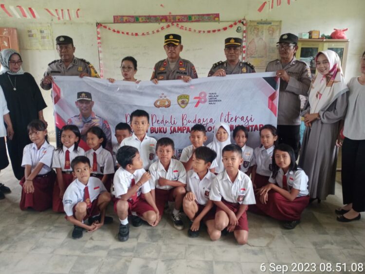 Polsek Tanah Jawa Polres Simalungun menggelar kegiatan memberikan Bantuan Buku kepada Pihak sekolah SD Negeri 091504 AFD B Pondok Kerani Nagori Balimbingan Kec. Tanah Jawa Kab. Simalungun. Rabu, 06/9/2023 Pukul 09:00 wib.