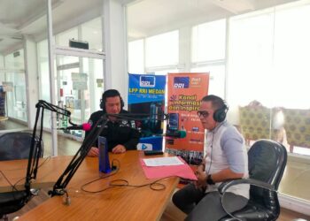 BERI PENJELASAN: Kasat Intelkam Polresta Deliserdang Kompol Syahrial Efendi Siregar, S.H., M.A.P memberikan penjelasan diampingi Baur Subbid Penmas Aiptu Widodo doli RRI Rabu (6/9/2023). (Foto Dilok/ Polda Sumut)
