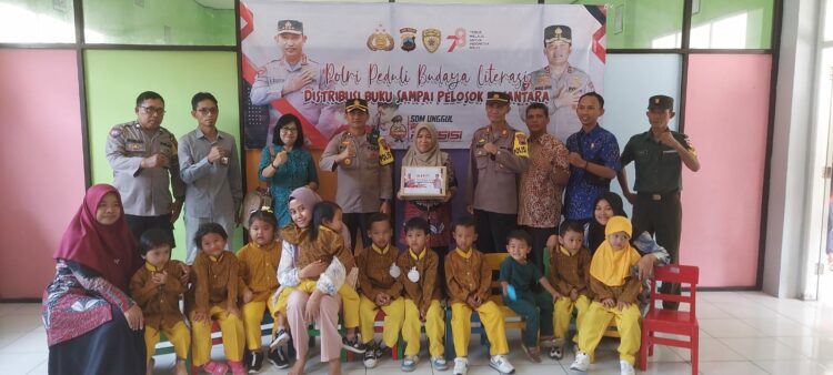 Polsek Purwokerto Selatan Polresta Banyumas melaksanakan kegiatan Bakti Sosial berupa pendistribusian buku bacaan di Pos PAUD Kusuma Bangsa 1 dan 2 Kel. Karangpucung Kec. Purwokerto Selatan, Selasa (5/9/23).
