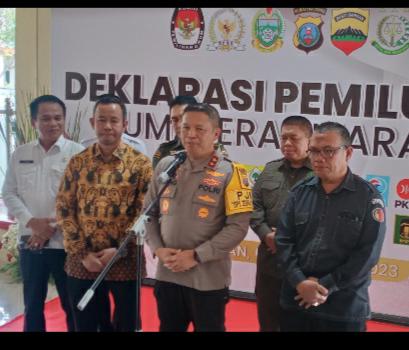 BERI SAMBUTAN: Kapolda Sumut, Irjen Pol Agung Setya Imam Effendi memberikan sambutan pada deklarasi Pemilu Damai 2024 di Aula Tribrata Mapolda Sumut, Rabu (6/9/2023). (Foto Dok/Polda Sumut)