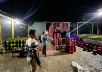 GEREBEK: Personel Polisi menggerebek pangkalan LGP yang mengoplos tabung gas 3 kg, Selasa (5/9/2023) dini hari di Dusun Sukajadi, Desa Damuli Pekan, Kecamatan Kualuh Selatan, Labuhanbatu Utara (Labura). (Foto Dok/Polda Sumut)