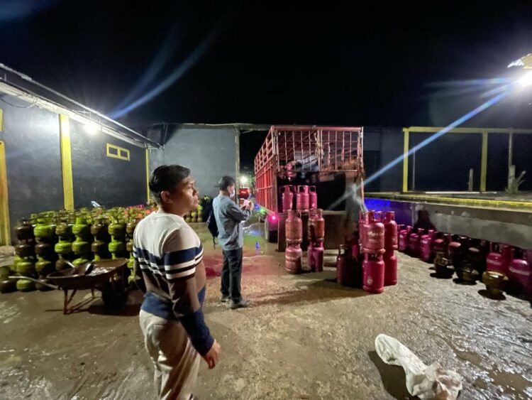 GEREBEK: Personel Polisi menggerebek pangkalan LGP yang mengoplos tabung gas 3 kg, Selasa (5/9/2023) dini hari di Dusun Sukajadi, Desa Damuli Pekan, Kecamatan Kualuh Selatan, Labuhanbatu Utara (Labura). (Foto Dok/Polda Sumut)