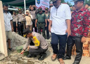 BATU PERTAMA : Kapolres Sergai, AKBP Oxy Yudha Pratesta SIK meletakkan batu pertama pembangunan sumur bor dan pompa air bantuan Polres Sergai untuk masyarakat Kelurahan Tualang, Kecamatan Perbaungan, Kamis (7/9/2023). (Foto Dok/Sie Humas)