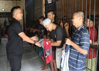 MOTIVASI : kasi Humas Polres Sergai, Ipda Brumen G Sihotang memverikan motivasi dan penghiburan, serta memberikan kaos baru kepada para tahanan yang ada di RTP Polres Sergai, Kamis (7/9/2023). (Foto Dok/Sie Humas)