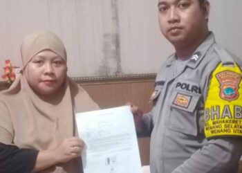 Bhabinkamtibmas Polsek Wenang, Briptu Desvian Nindiandhika, dengan sigap menindaklanjuti laporan pengaduan terkait kasus dugaan pencemaran nama baik yang terjadi di atas Kapal Barcelona 3