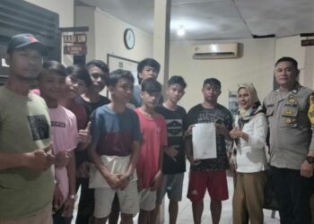 Aiptu D. Sukoroharjo, seorang Bhabinkamtibmas yang bertugas di wilayah Kelurahan Tuminting, Lingkungan 2, telah melakukan langkah berani dengan mengambil inisiatif untuk menyelesaikan konflik pengrusakan kendaraan roda dua yang terjadi pada Senin, 4 September 2023, pukul 03.30 Wita.