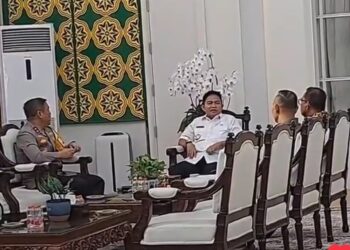 BERBINCANG: Kapolda Sumut, Irjen Pol Agung Setya Imam Effendi berbincang santai dengan PJ Gubernur Sumut Hasanuddin, Jumat (8/9/2023). (Foto Dok/ Inst Polda Sumut)