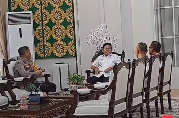 BERBINCANG: Kapolda Sumut, Irjen Pol Agung Setya Imam Effendi berbincang santai dengan PJ Gubernur Sumut Hasanuddin, Jumat (8/9/2023). (Foto Dok/ Inst Polda Sumut)