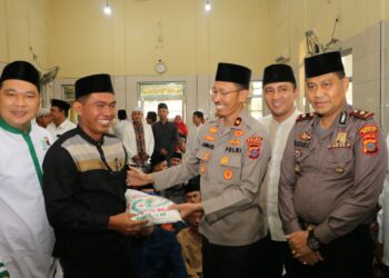 BERI SEMBAKO: Wakapolda Sumut Brigjen Pol Drs. Jawari, S.H., M.H beri sembako kepada jamaah masjid Ihktibar Jalan Pertahanan Dusun II Desa Patumbak Kampung Kecamatan Patumbak, Jumat (8/9/2023). (Foto Dok/ Polda Sumut)