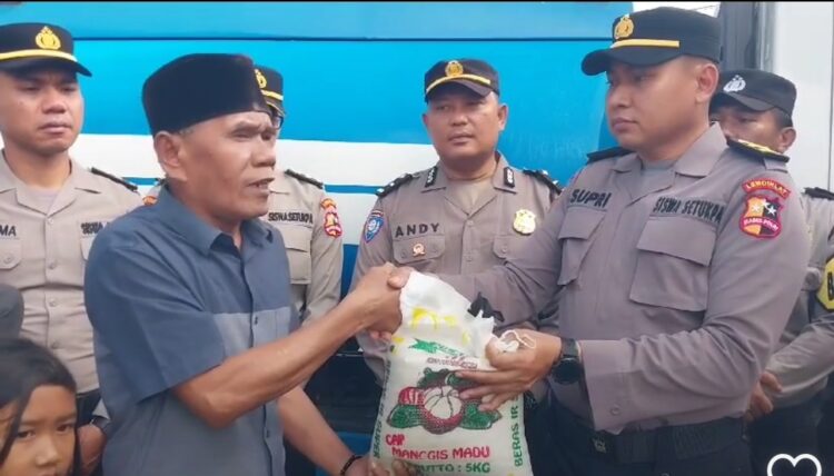 BERI BANTUAN: Personel Polsek Delitua memberikan bantuan beras dan air bersih ke Sekolah Pesantren Panti Asuhan Alwasliyah, Jumat (8/9/2023).(Foto Dok/ Ist Polsek Delitua)