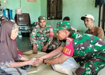 Babinsa koramil 06/Samudera Serma edi purnomo mesisihkan rejekinya sedikit untuk warga desa binaanya yang betul betul membutukanya berbagi sembako kepada warga kurang mampu yang bertempat di gampong teugoh dan gampong mesjid Jumat (08/09/2023).