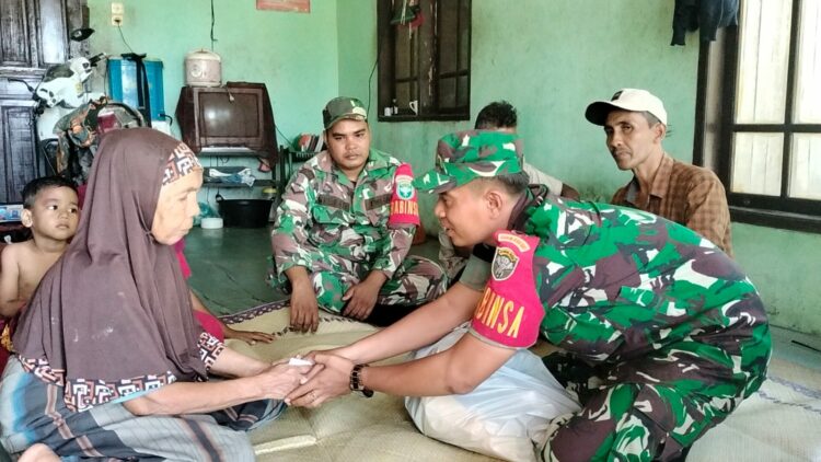 Babinsa koramil 06/Samudera Serma edi purnomo mesisihkan rejekinya sedikit untuk warga desa binaanya yang betul betul membutukanya berbagi sembako kepada warga kurang mampu yang bertempat di gampong teugoh dan gampong mesjid Jumat (08/09/2023).