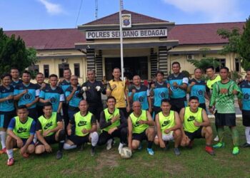 Kapolres Sergai, AKBP Oxy Yudha Pratesta dan Ketua PWI Sergai, Edi Sahputra diabadikan bersama tim Polres dan Tim PWI sesaat sebelum pertandingan dimulai, Sabtu (9/9/2023). (Foto Dok/PWI Sergai)