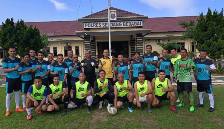 Kapolres Sergai, AKBP Oxy Yudha Pratesta dan Ketua PWI Sergai, Edi Sahputra diabadikan bersama tim Polres dan Tim PWI sesaat sebelum pertandingan dimulai, Sabtu (9/9/2023). (Foto Dok/PWI Sergai)
