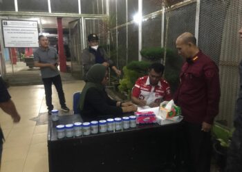 Lapas Narkotika kelas IIa Pematangsiantar melaksanakan test urine terhadap petugas dan Warga binaan pemasyarakatan, serta pelaksanaan razia penggeledahan blok kamar hunian wbp, yang dilaksanakan, Jumat (08/09/2023).